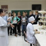 22 листопада 2017 р. у Національному фармацевтичному університеті відбулася оглядово-інформаційна екскурсія для учнів Харківської гімназії №55