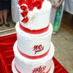 У рамках урочистостей 100-річного ювілею Національного фармацевтичного університету спільноту та гостей частували ювілейним тортом