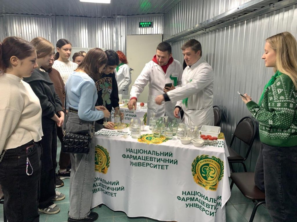 09 листопада 2024 року Національний фармацевтичний університет вперше за тривалий час відчинив свої двері і гостинно приймав майбутніх вступників та їхніх батьків