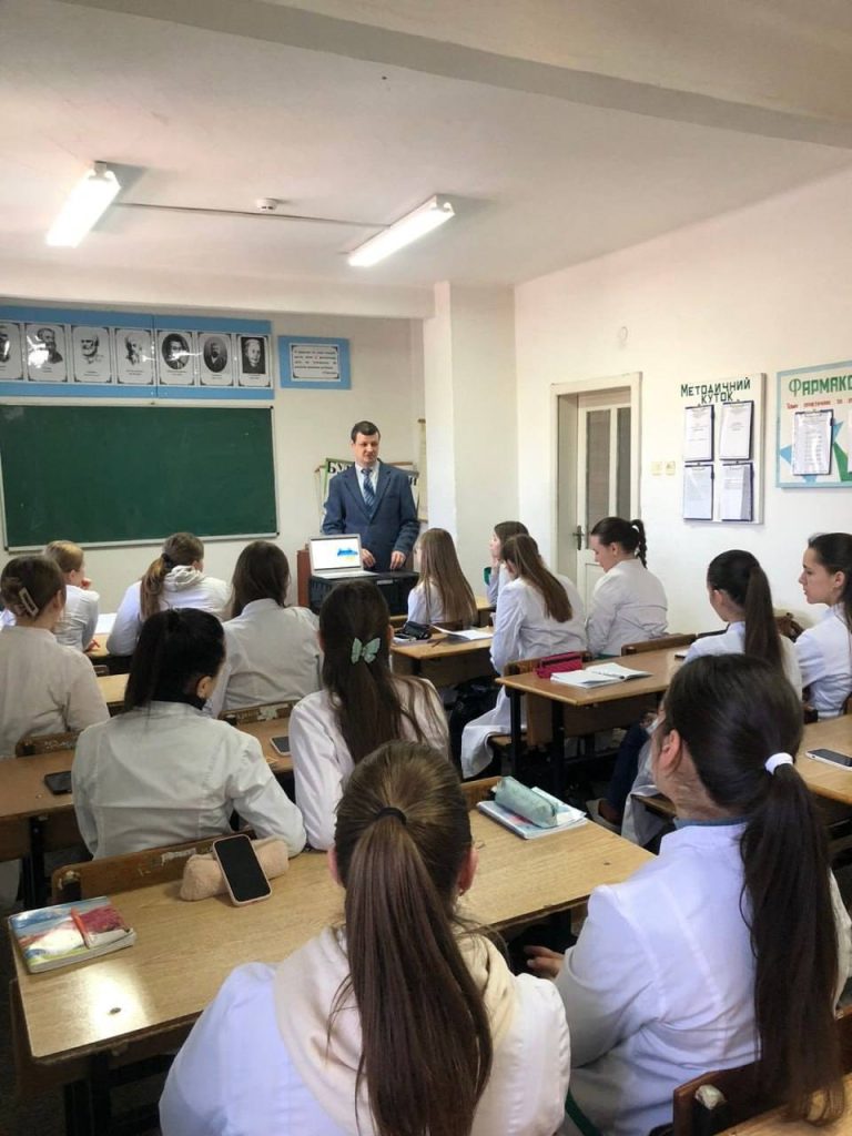 Національний фармацевтичний університет єднає