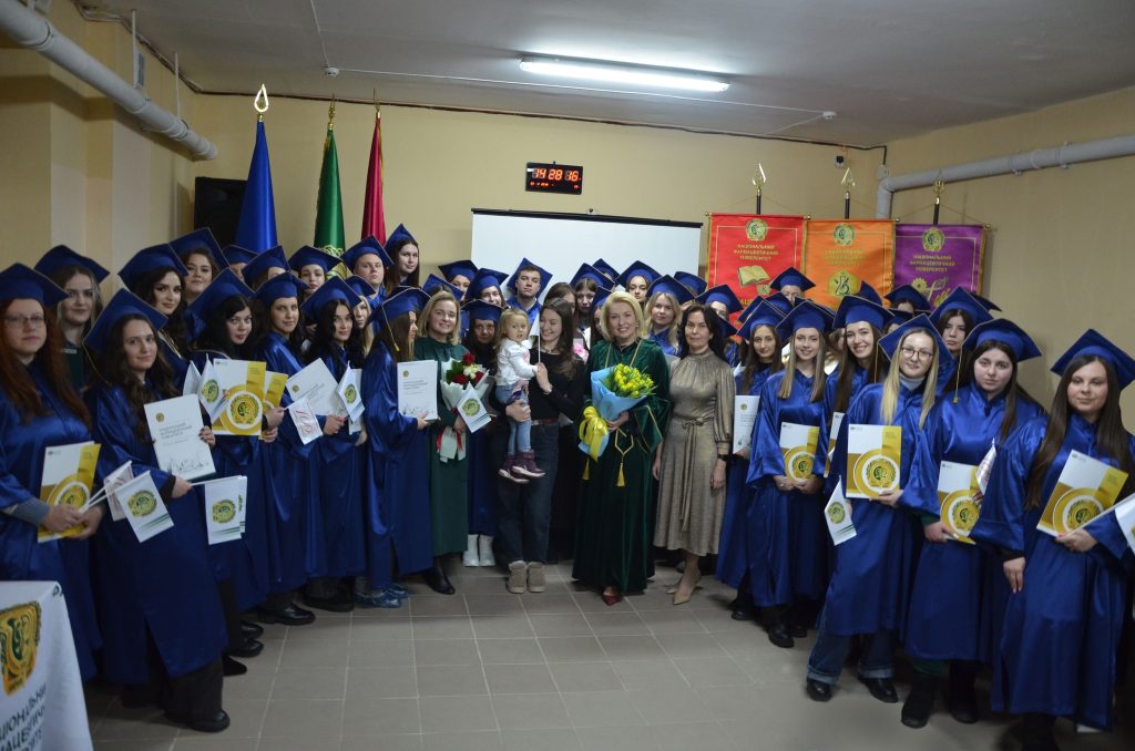 28 лютого 2025 року у Національному фармацевтичному університеті відбувся випуск магістрів та бакалаврів фармації