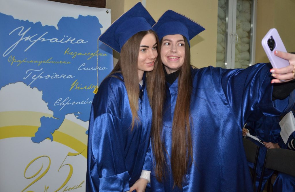 28 лютого 2025 року у Національному фармацевтичному університеті відбувся випуск магістрів та бакалаврів фармації