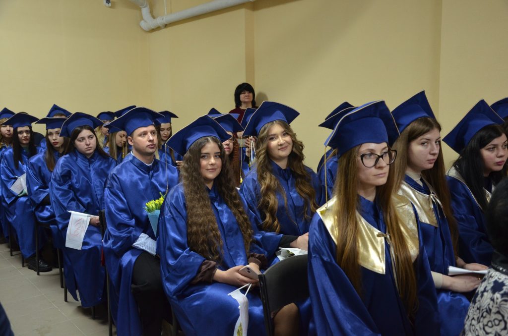 28 лютого 2025 року у Національному фармацевтичному університеті відбувся випуск магістрів та бакалаврів фармації