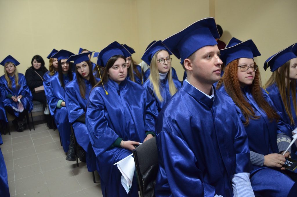 28 лютого 2025 року у Національному фармацевтичному університеті відбувся випуск магістрів та бакалаврів фармації