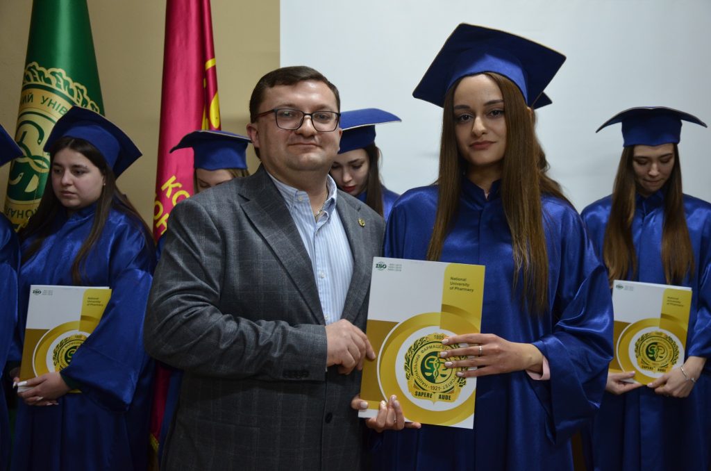 28 лютого 2025 року у Національному фармацевтичному університеті відбувся випуск магістрів та бакалаврів фармації