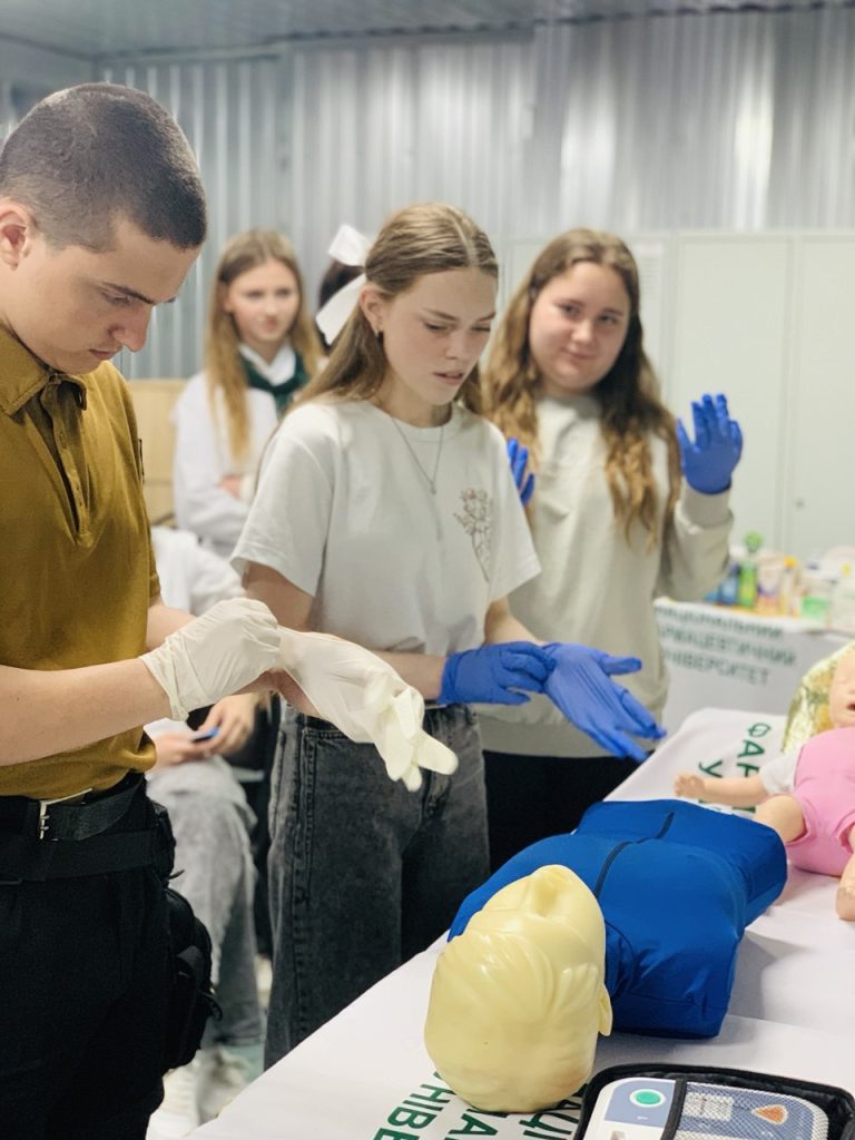 Майбутнє фармації розпочинається тут: Національний фармацевтичний університет відчинив двері для допитливих ентузіастів