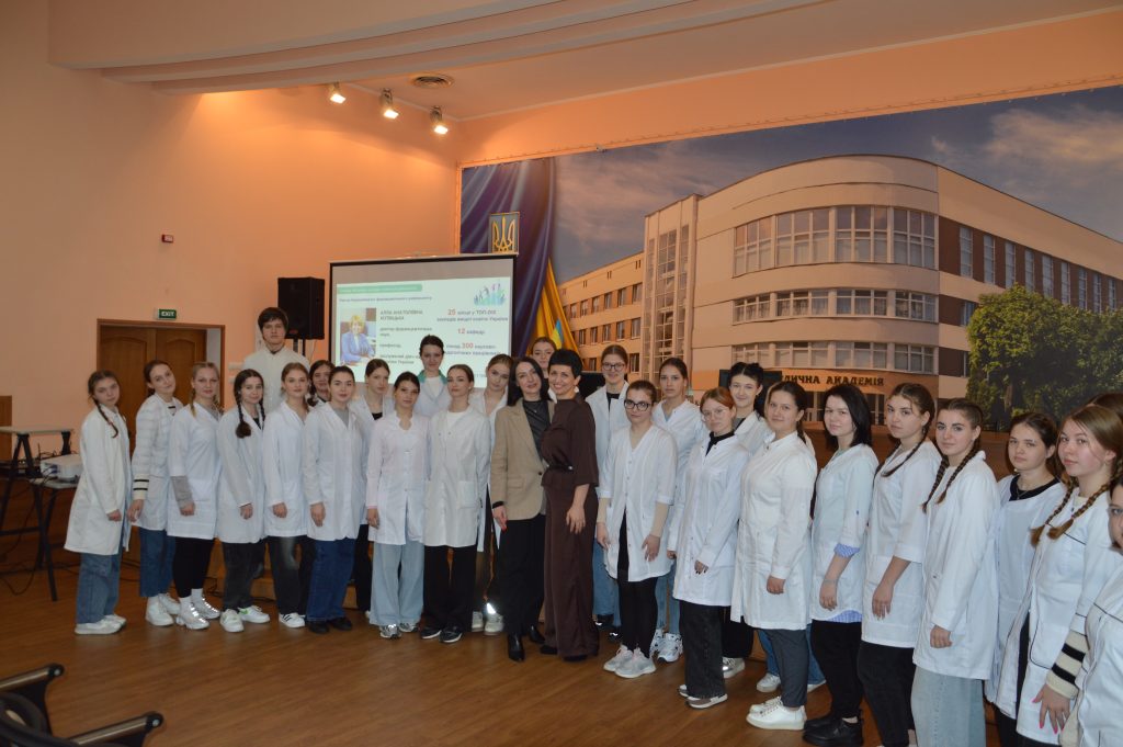 01 квітня 2025 року в Черкаській медичній академії було проведено профорієнтаційний захід з гостьовою лекцією від Національного фармацевтичного університету