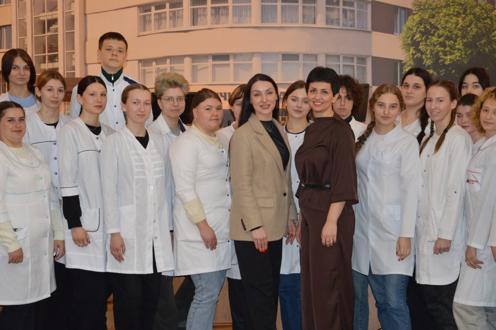 01 квітня 2025 року в Черкаській медичній академії було проведено профорієнтаційний захід з гостьовою лекцією від Національного фармацевтичного університету