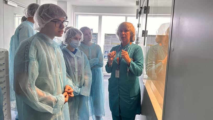 09 червня 2025 року відбулася екскурсія здобувачів вищої освіти Національного фармацевтичного університету в компанію «Farmak»