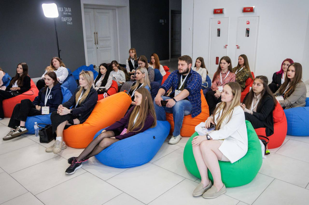 Студенти Національного фармацевтичного університету на молодіжному форумі «Ukraine & EU: Молодь творить майбутнє»!